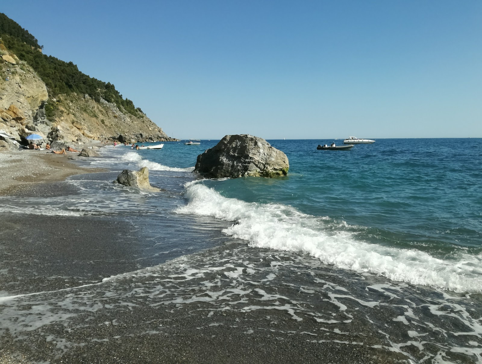 Foto von Spiaggia La Marossa umgeben von Bergen
