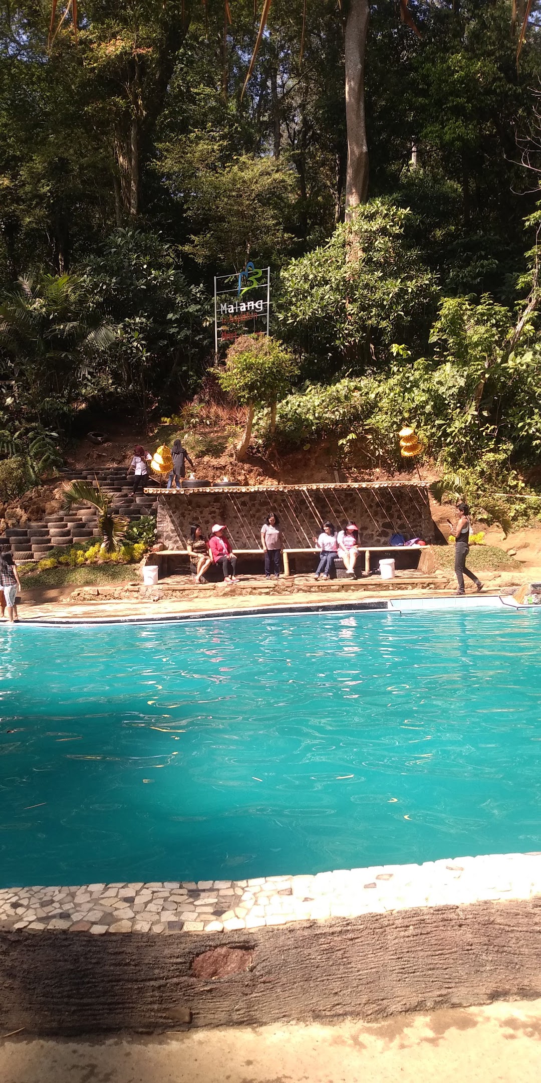Wisata pemandian kolam renang kucur park