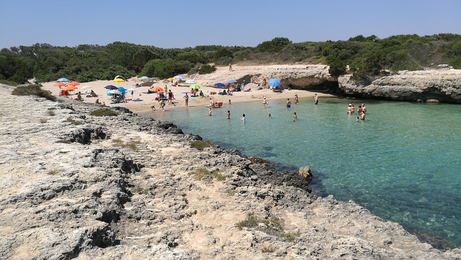 Foto von Spiaggia di Torre Pozzelle mit beiger sand Oberfläche