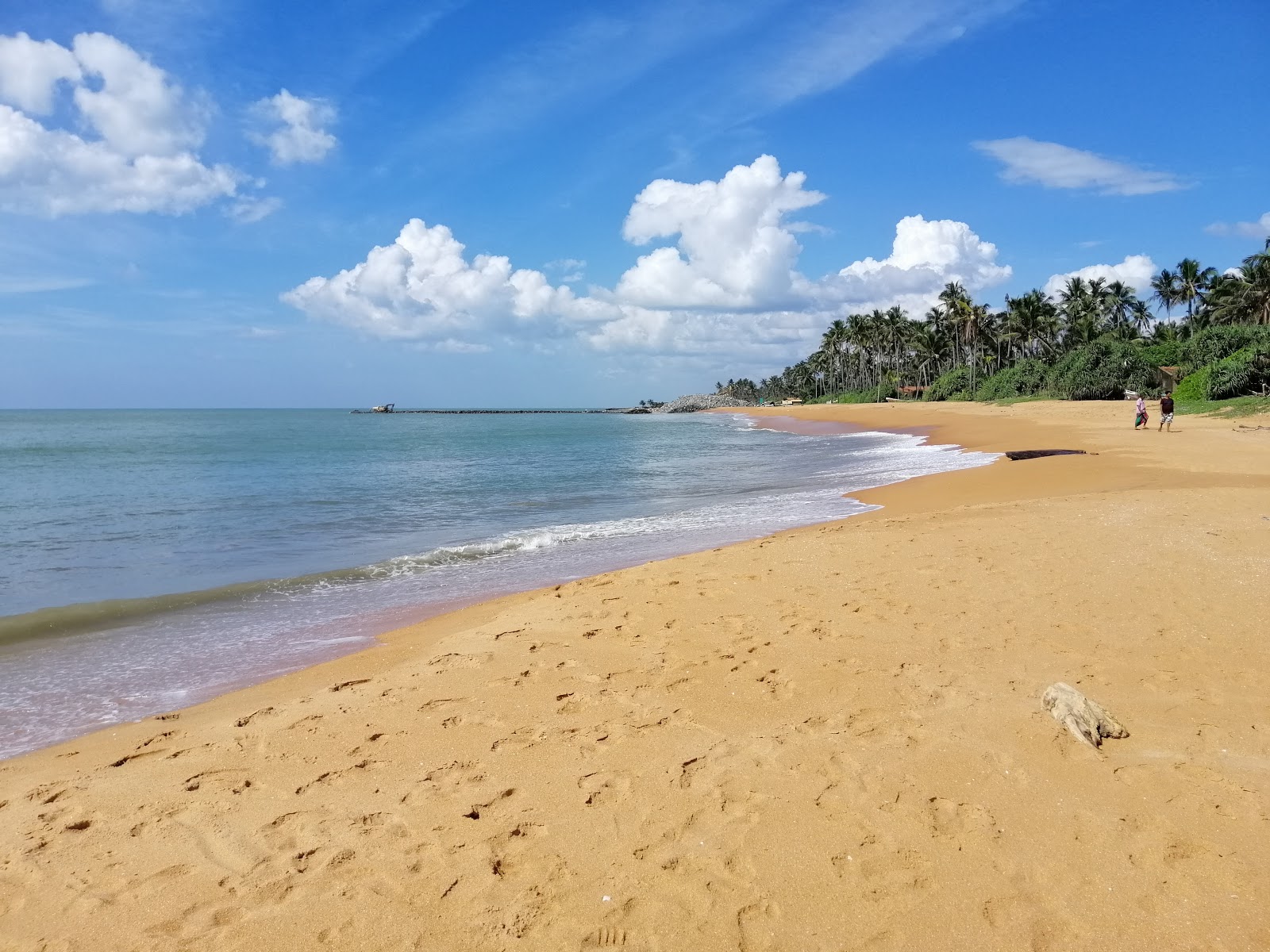 Foto de Vellamankada Beach con arena beige superficie