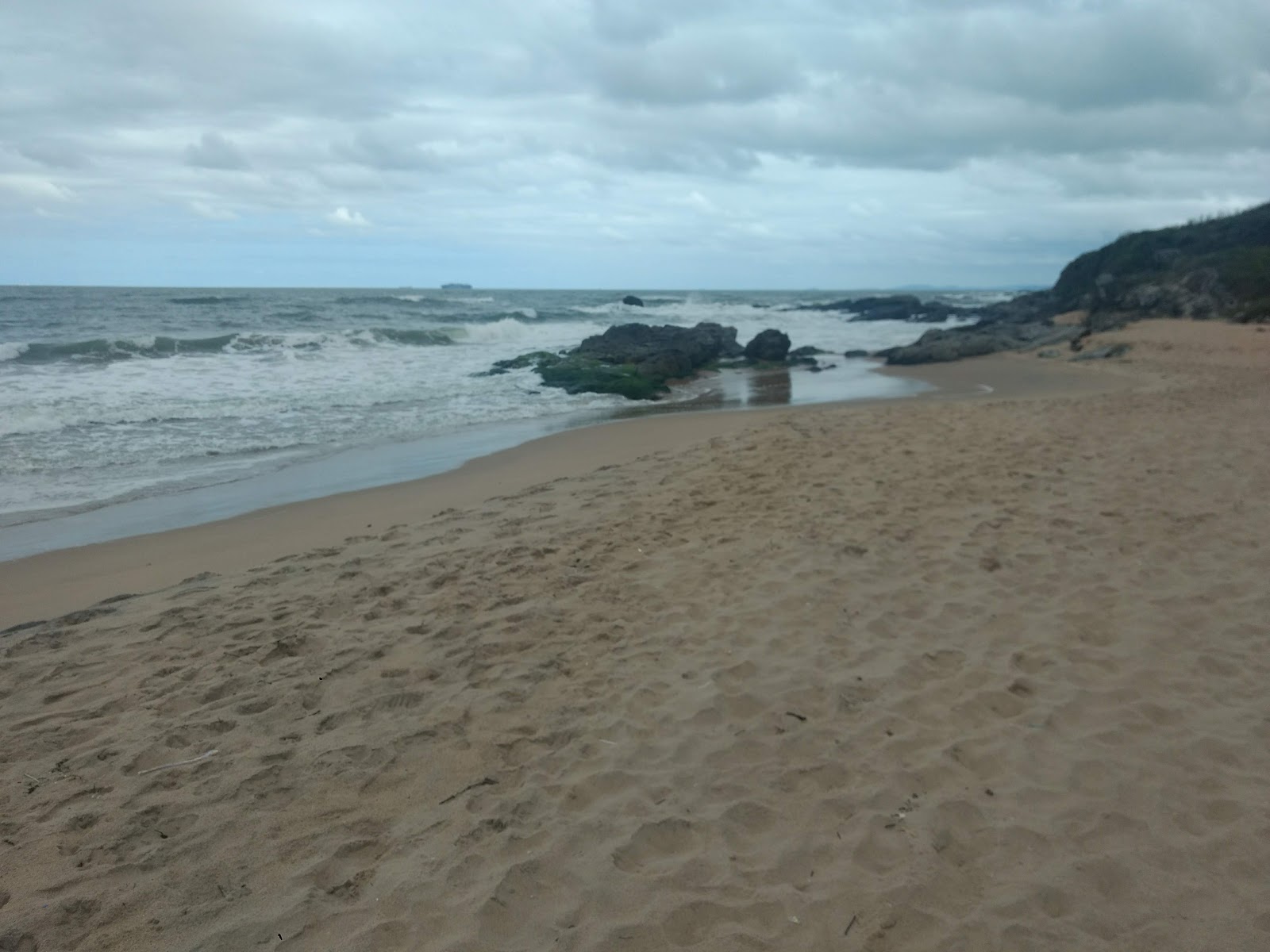 Photo de Plage de Monk protégé par des falaises