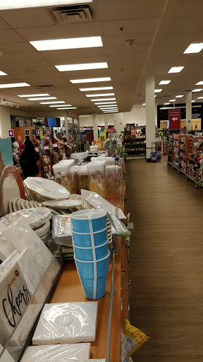 Department Store «T.J. Maxx & HomeGoods», reviews and photos, 198 Alewife Brook Pkwy, Cambridge, MA 02138, USA