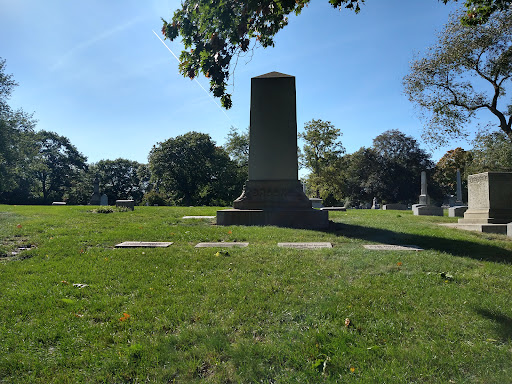 Edith Farnsworth grave, N Clark St, Chicago, IL 60613