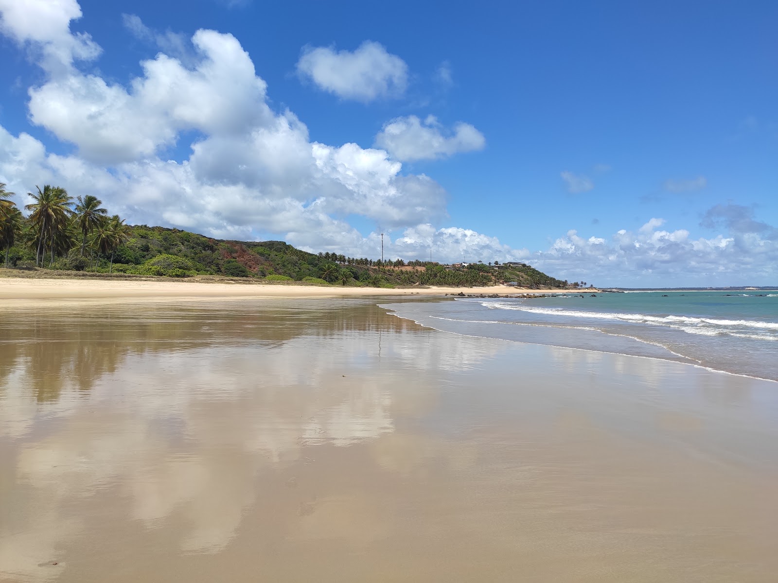 Foto de Praia de Bacopari com areia brilhante superfície