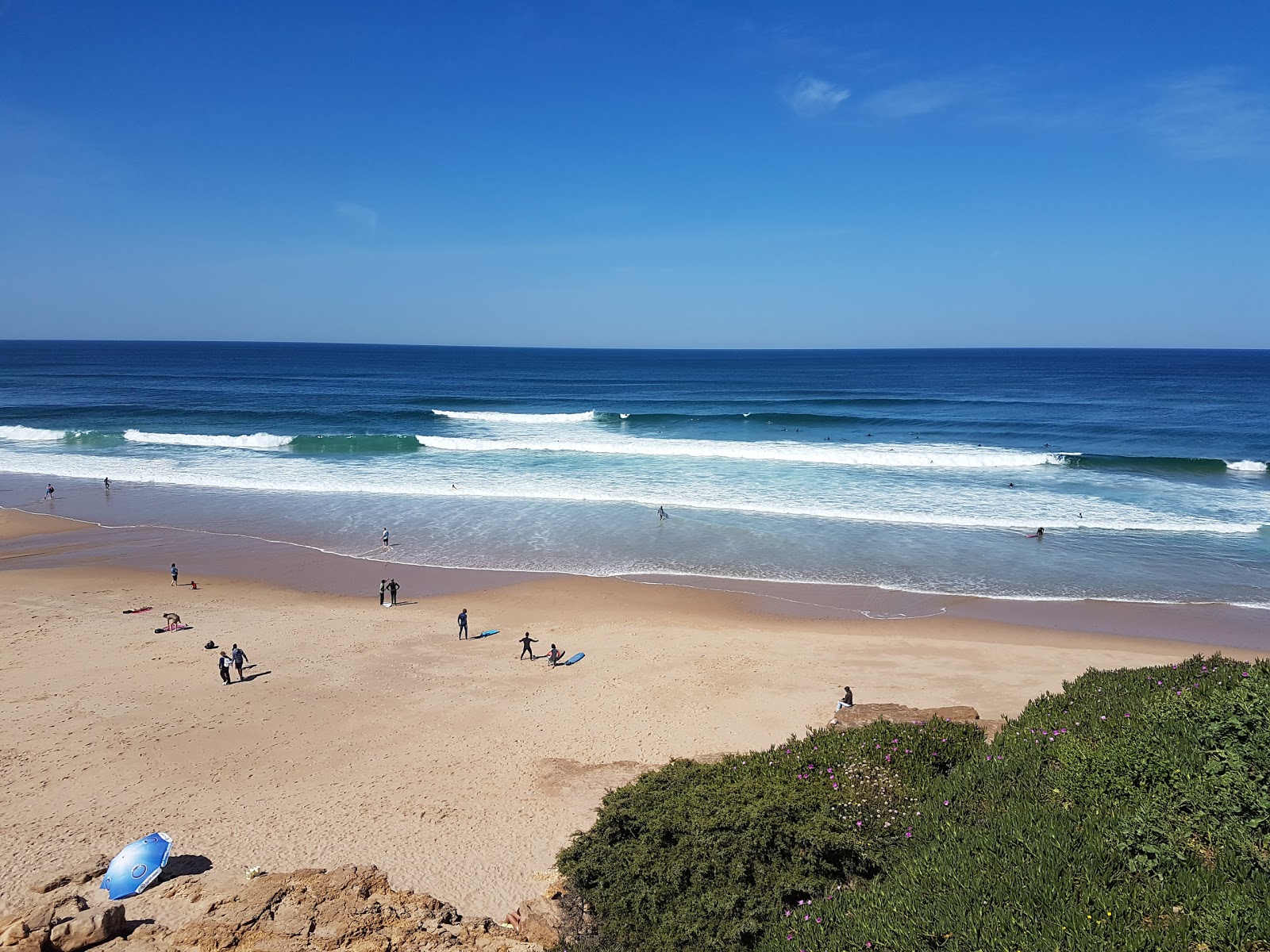 Foto af Praia de Sao Juliao med rummelig kyst