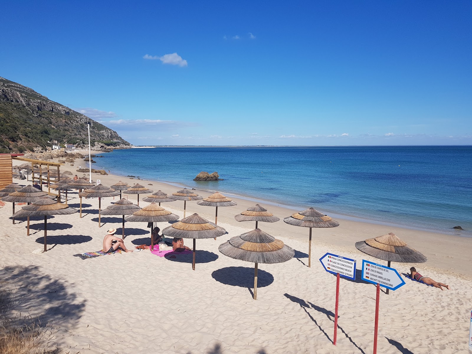 Foto von Galapinhos Beach mit geräumiger strand