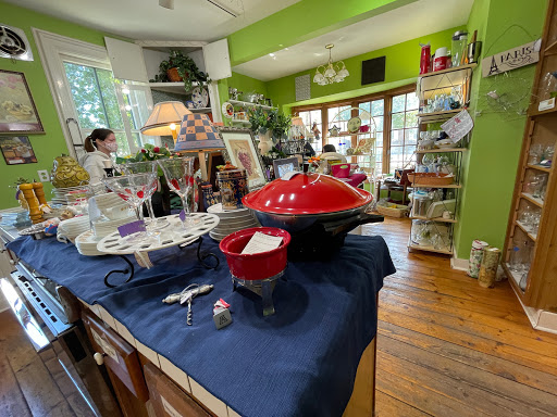 Thrift Store «Deja Vu Thrift Shop», reviews and photos, 427 S 4th St, Geneva, IL 60134, USA