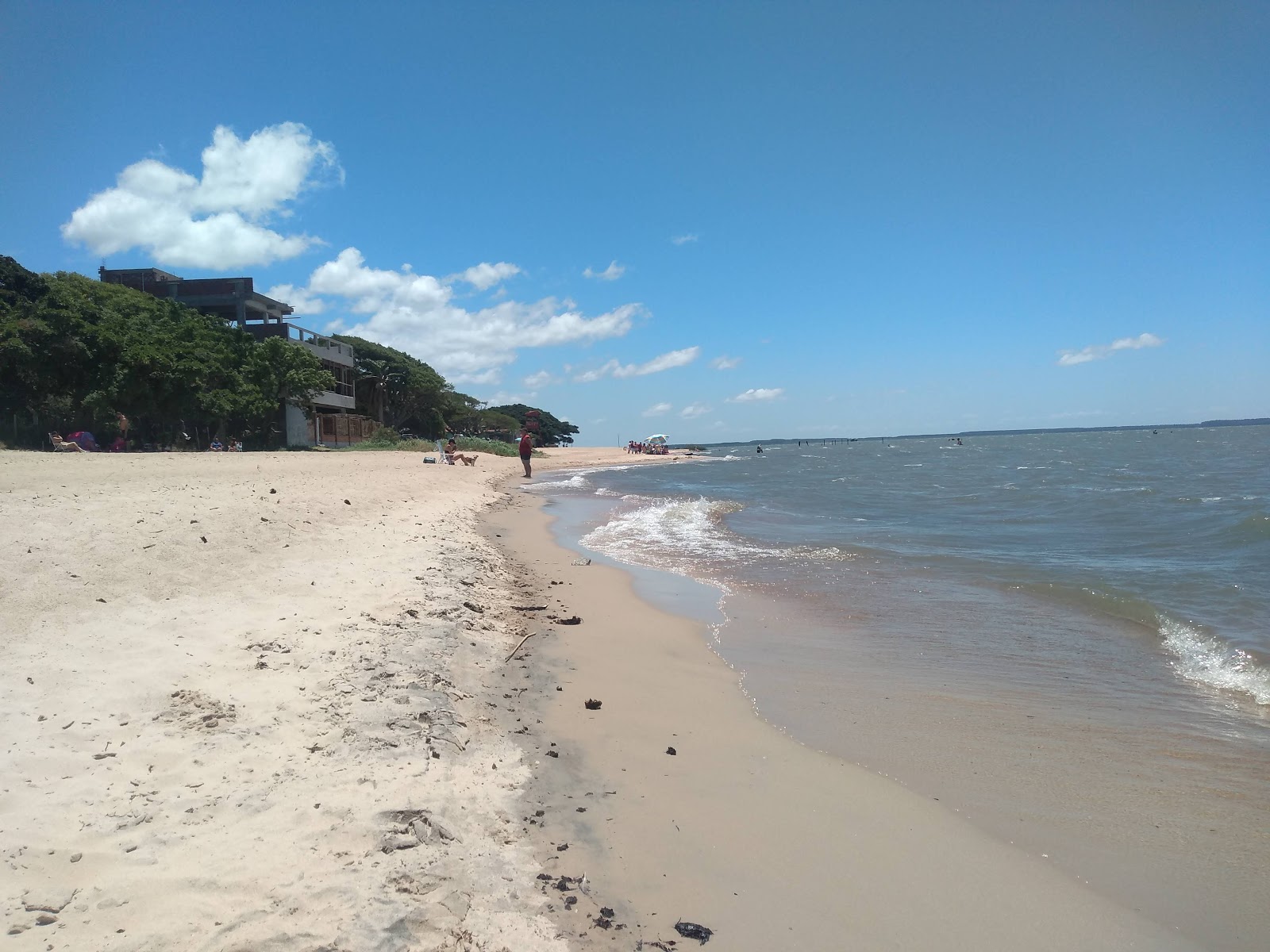 Foto von Prainha do "U" - Balneario Rebelo Beach mit heller sand Oberfläche