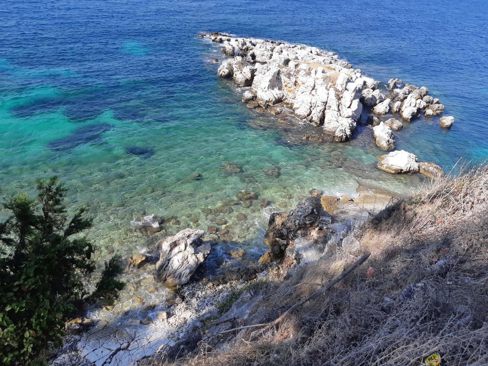Photo de Engagement Bay entouré de montagnes