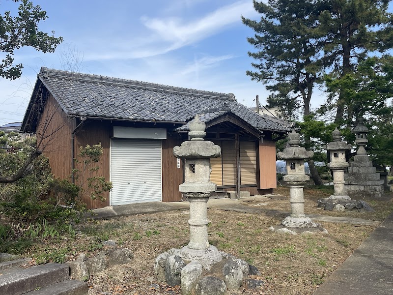 社務所・大神宮の大燈籠(諏訪神社)