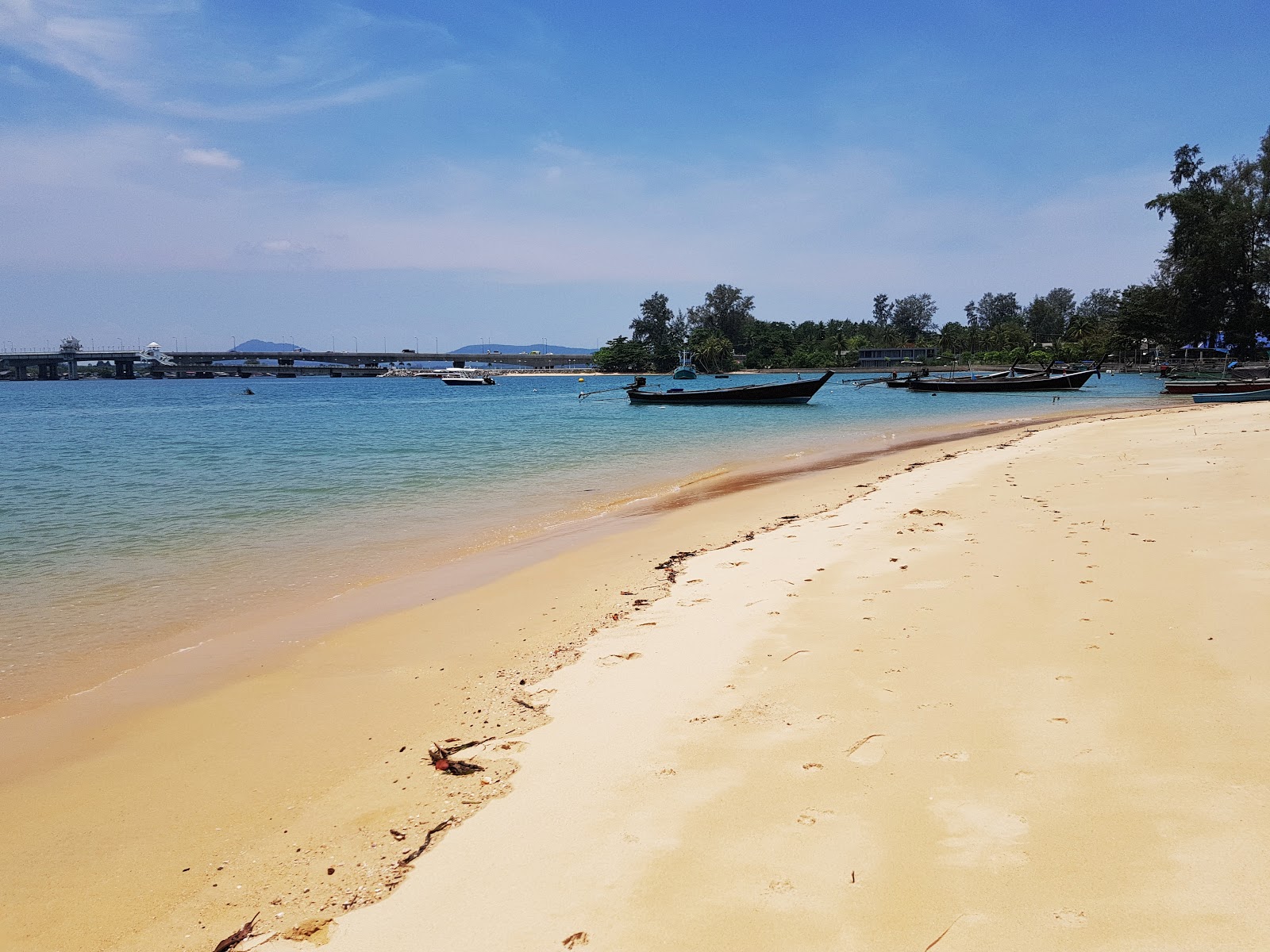 Foto de Pak Phra Beach com areia bege superfície