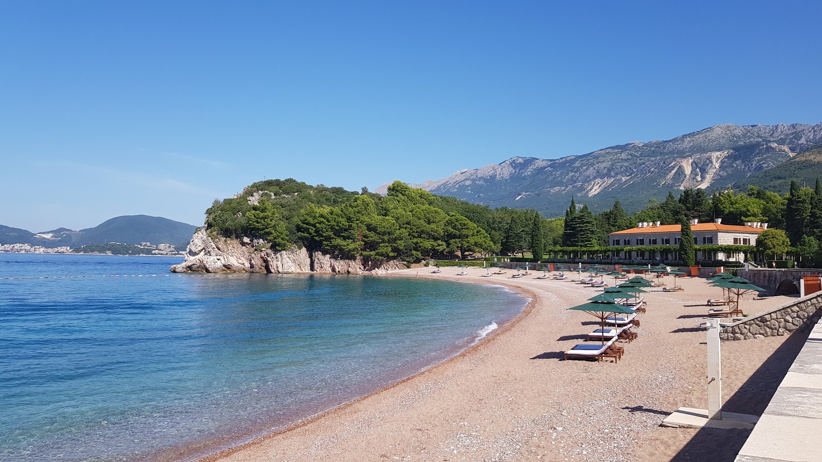 Photo de Plage de Milocer avec petite baie