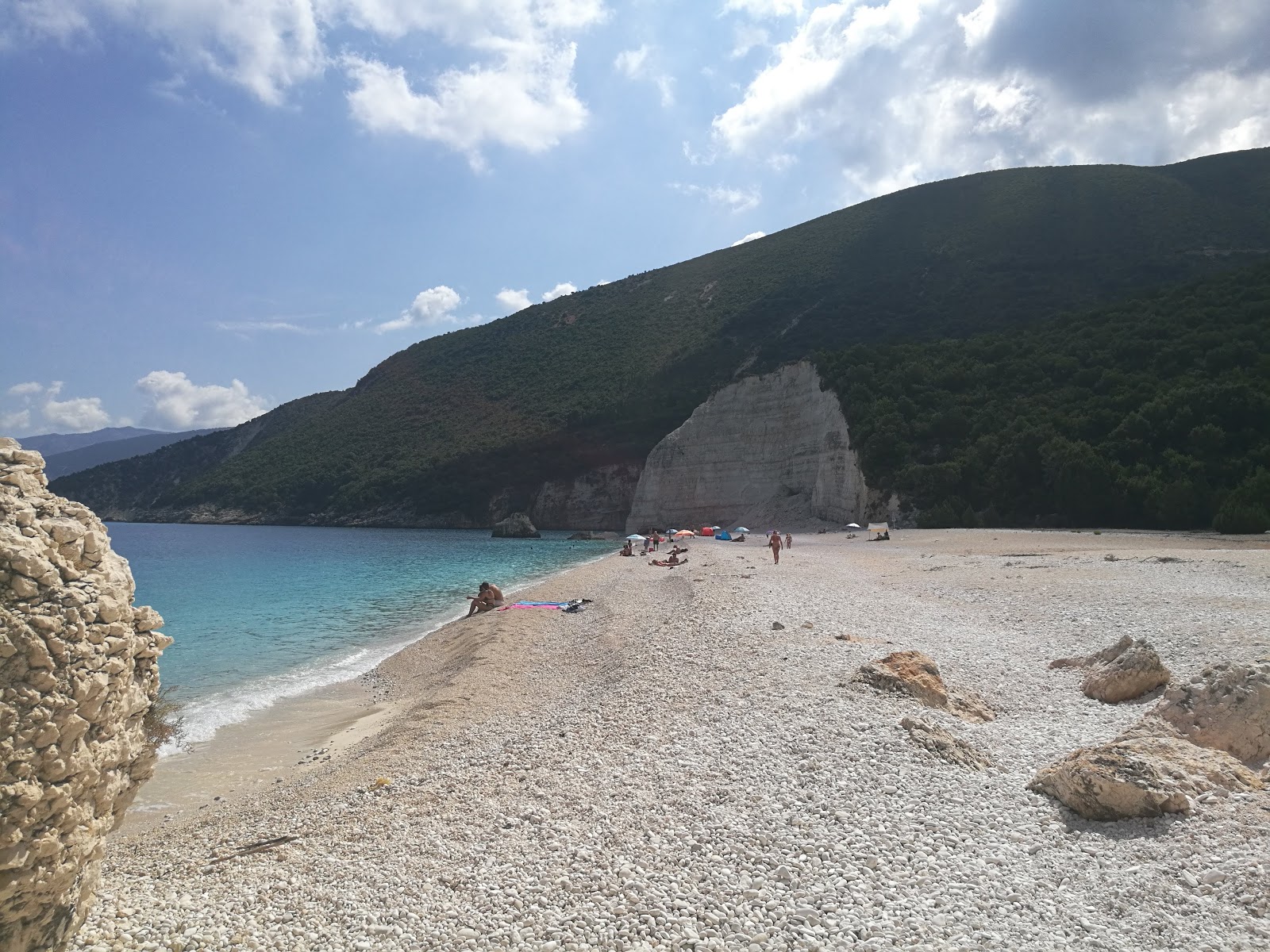 Foto de Fteri beach - lugar popular entre os apreciadores de relaxamento