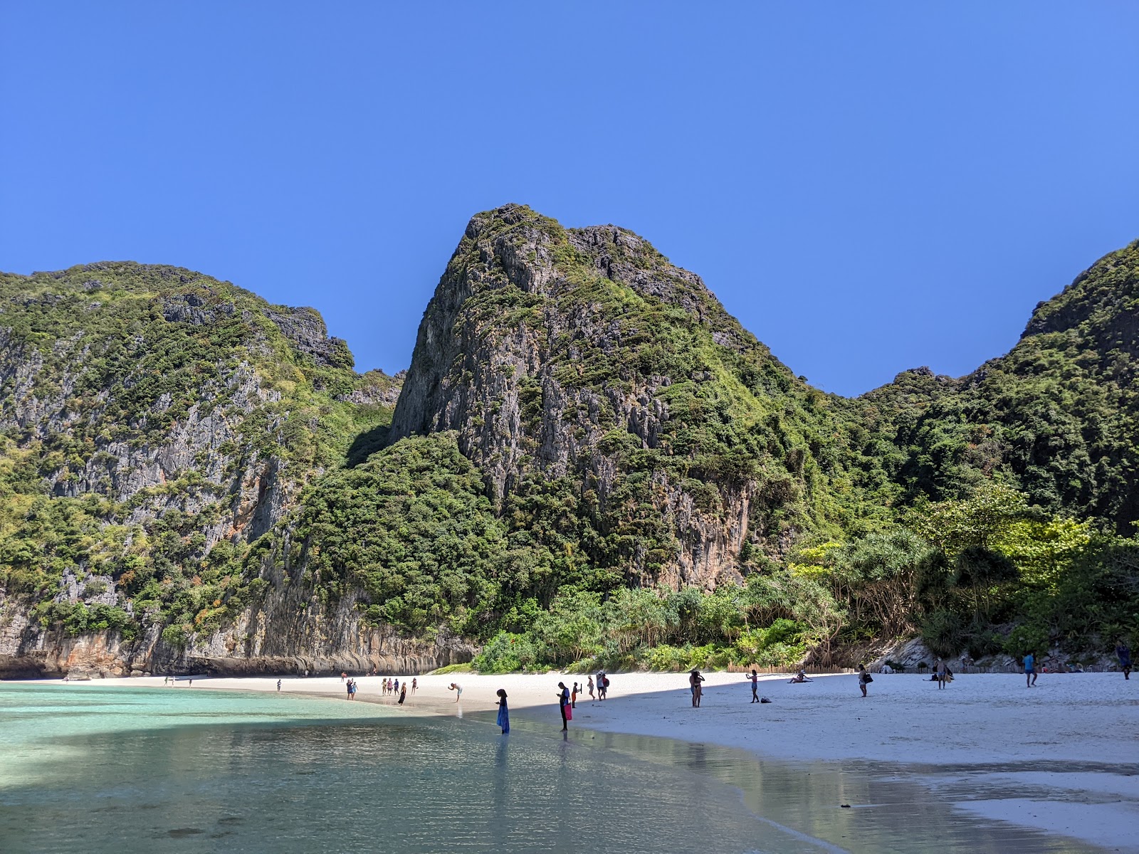 Foto di Spiaggia di Maya Bay circondato da montagne
