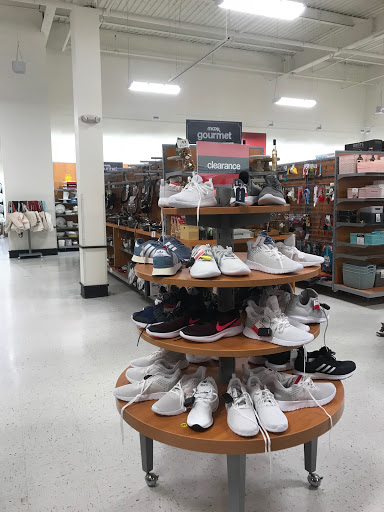 Department Store «T.J. Maxx», reviews and photos, 14 Candlewood Lake Rd, Brookfield, CT 06804, USA