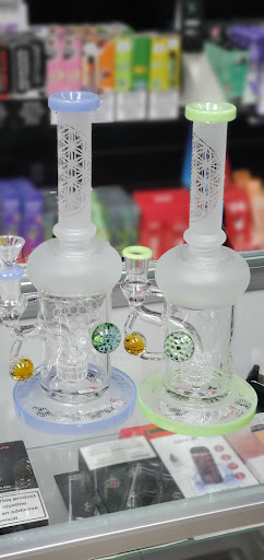 Tobacco Shop «18 Plus Vape & Shop», reviews and photos, 4037 Broadway, Kansas City, MO 64111, USA