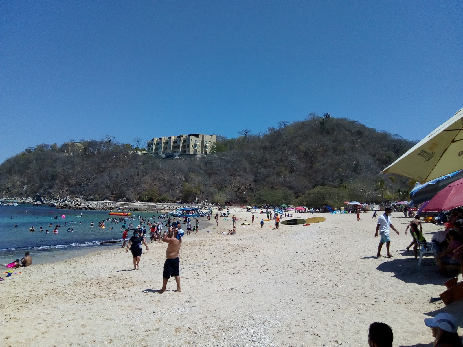 Foto av La Entrega beach omgiven av klippor