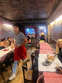 Atmosphère du Restaurant français Le Refuge des Fondus à Paris - n°12