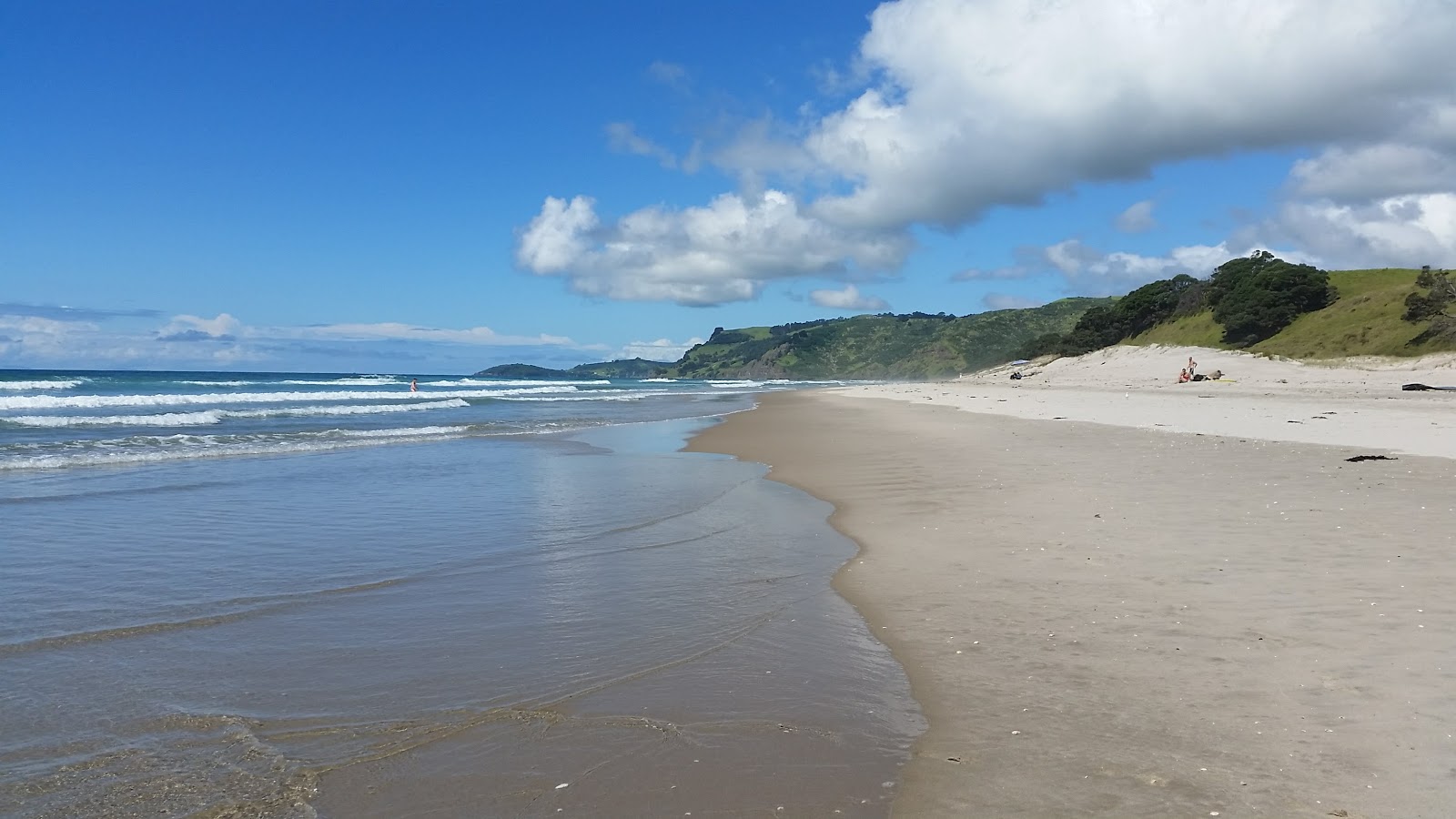 Pakiri Beach的照片 带有明亮的沙子表面