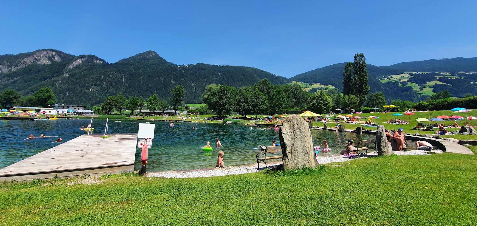 Foto di Naturbadesee con una superficie del erba