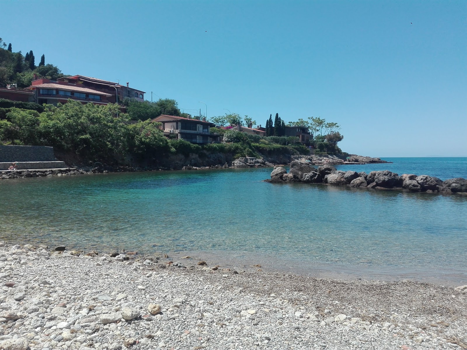 Spiaggia della Bionda的照片 带有蓝色的水表面