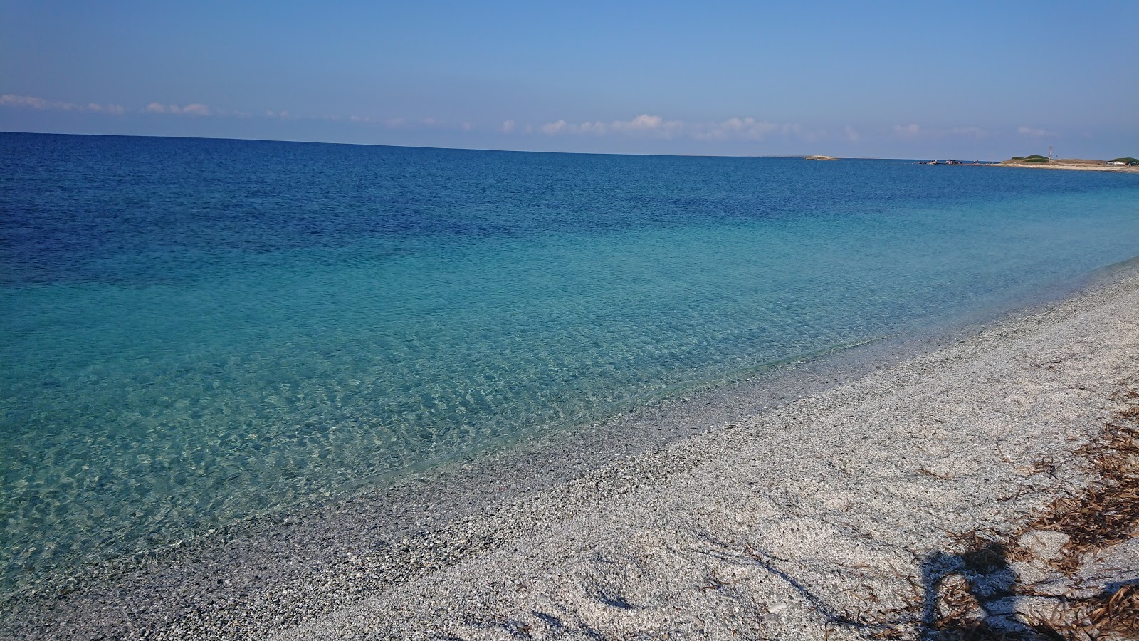 马里埃尔米海滩的照片 带有碧绿色纯水表面