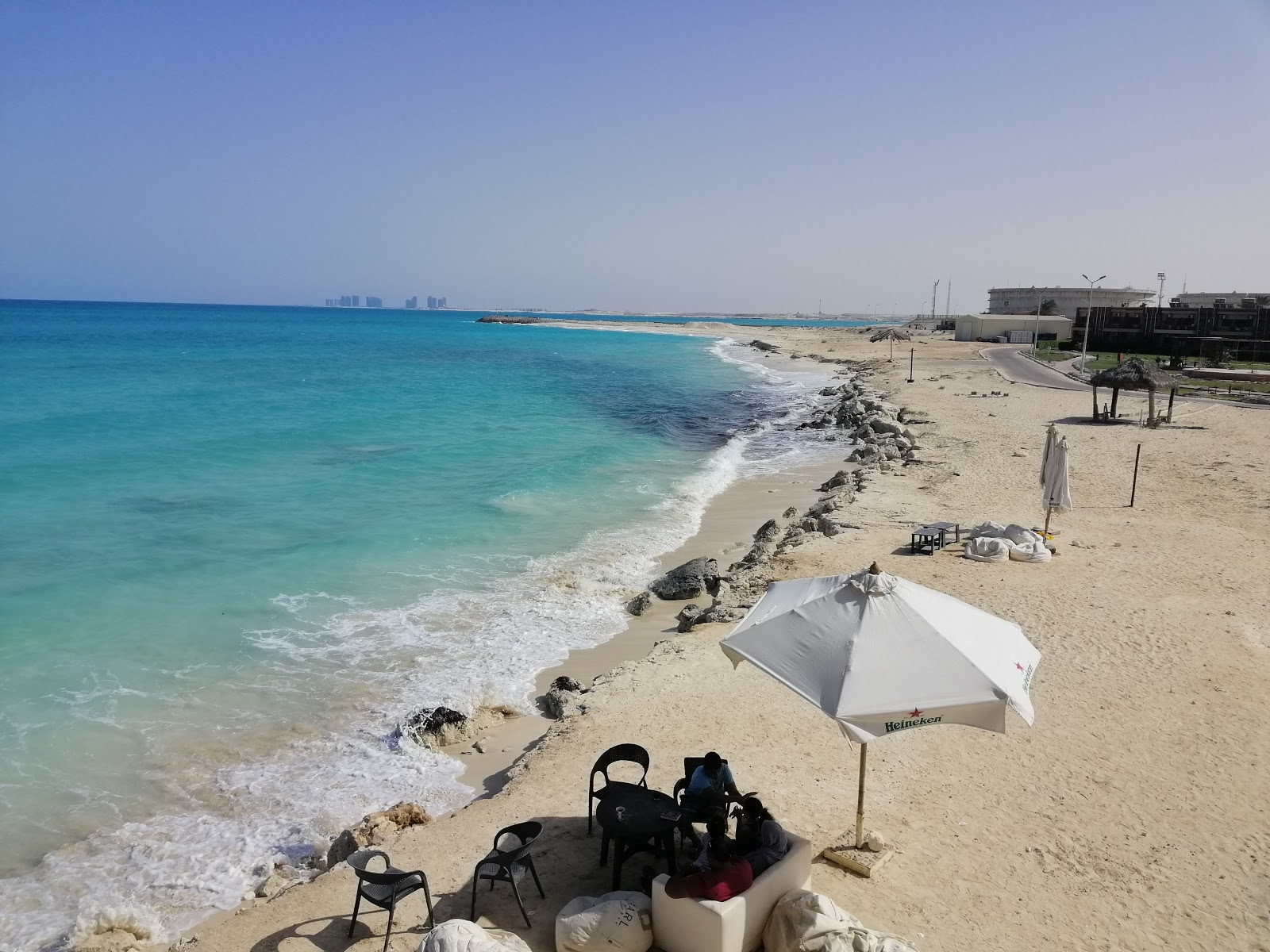 Foto di Al-Hamra Beach con una superficie del sabbia bianca