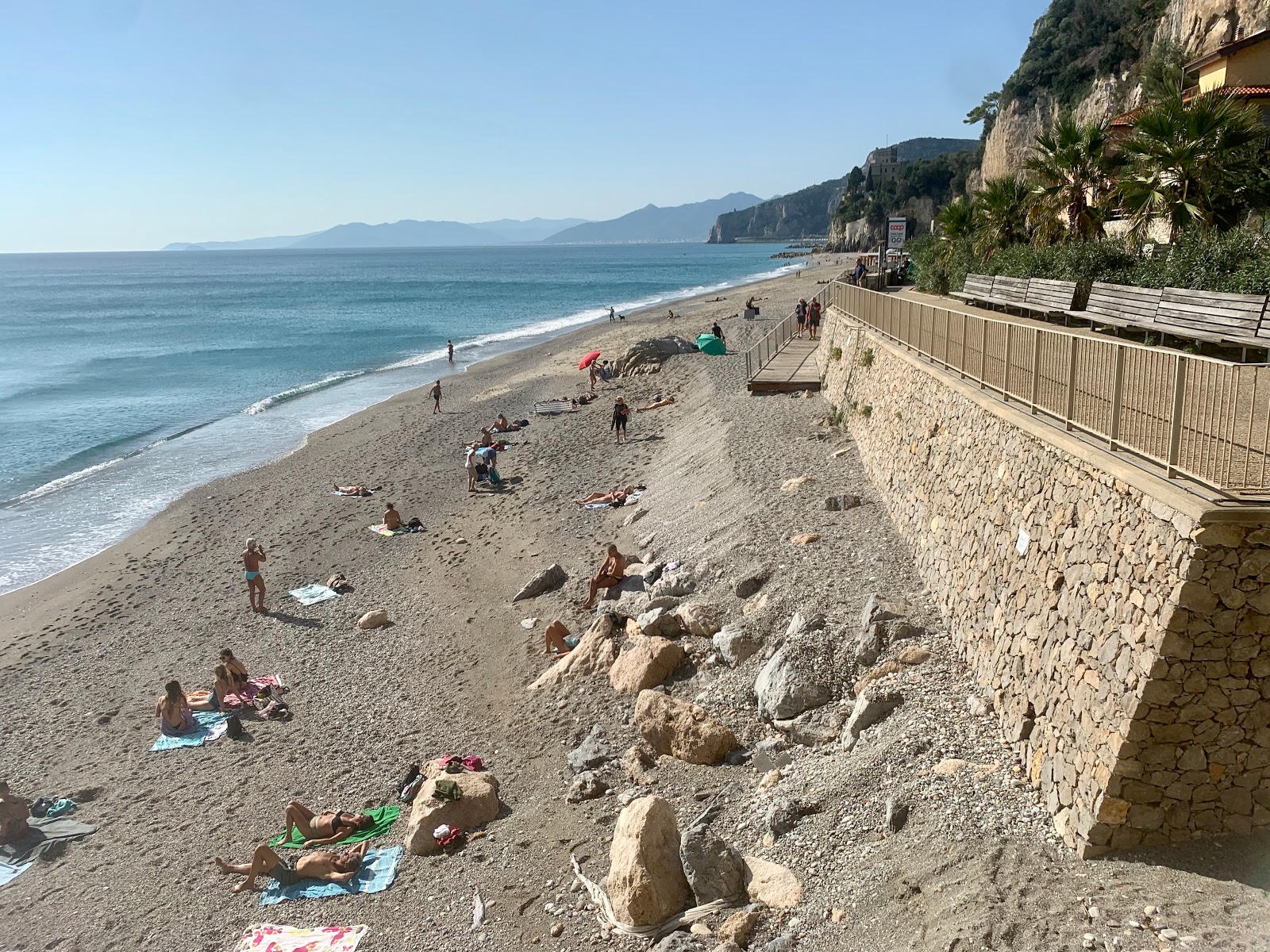 Photo de Spiaggia libera del Castelletto protégé par des falaises