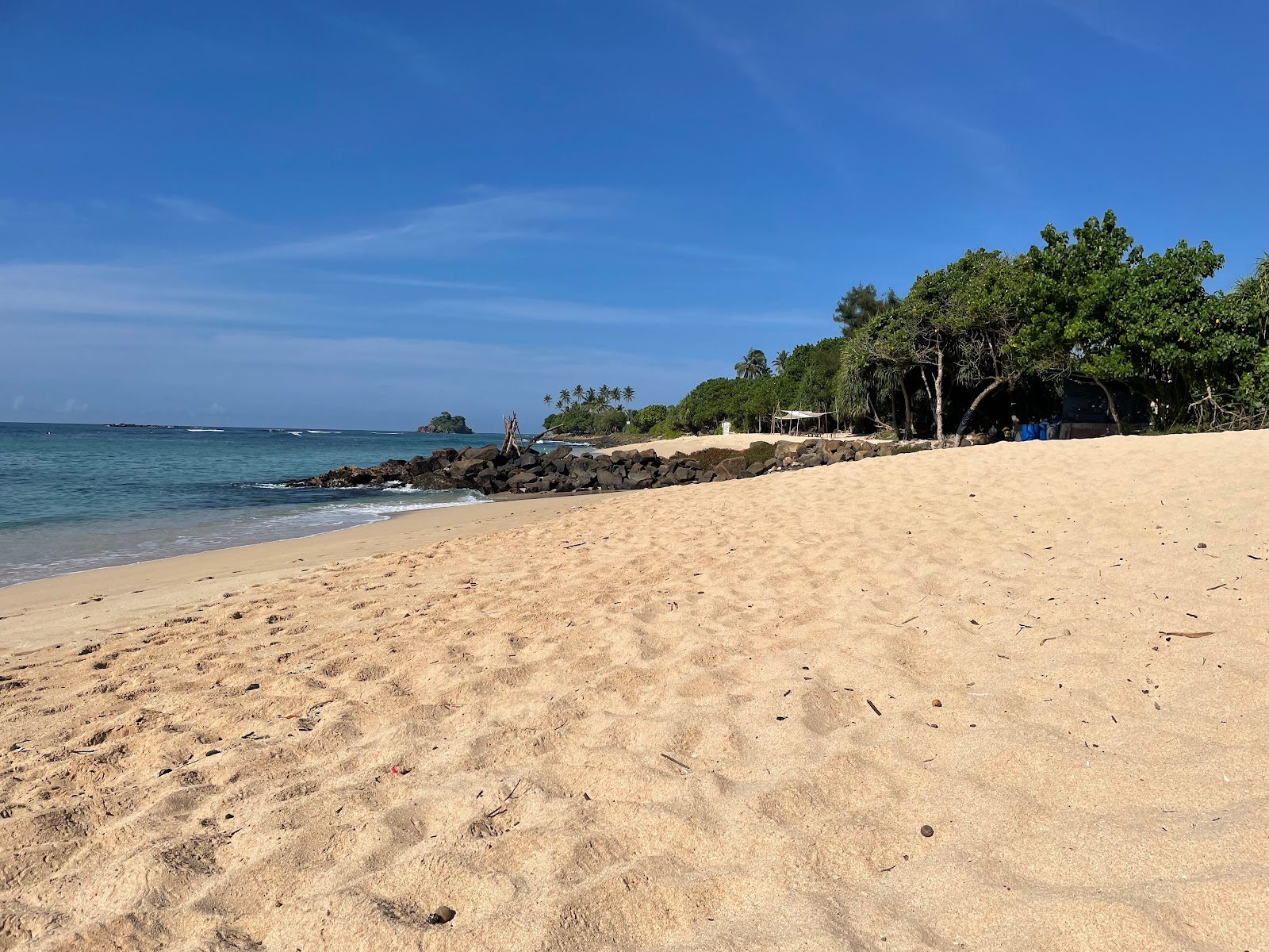 Photo de Midigama Beach avec l'eau turquoise de surface