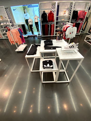 Sporting Goods Store «Champs Sports», reviews and photos, 1248 3rd Street Promenade, Santa Monica, CA 90401, USA