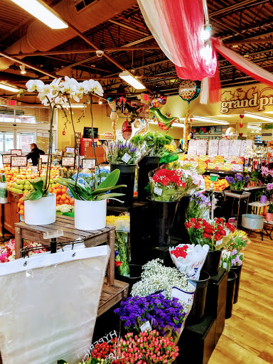Grocery Store «Grand Food Center», reviews and photos, 606 Green Bay Rd, Winnetka, IL 60093, USA