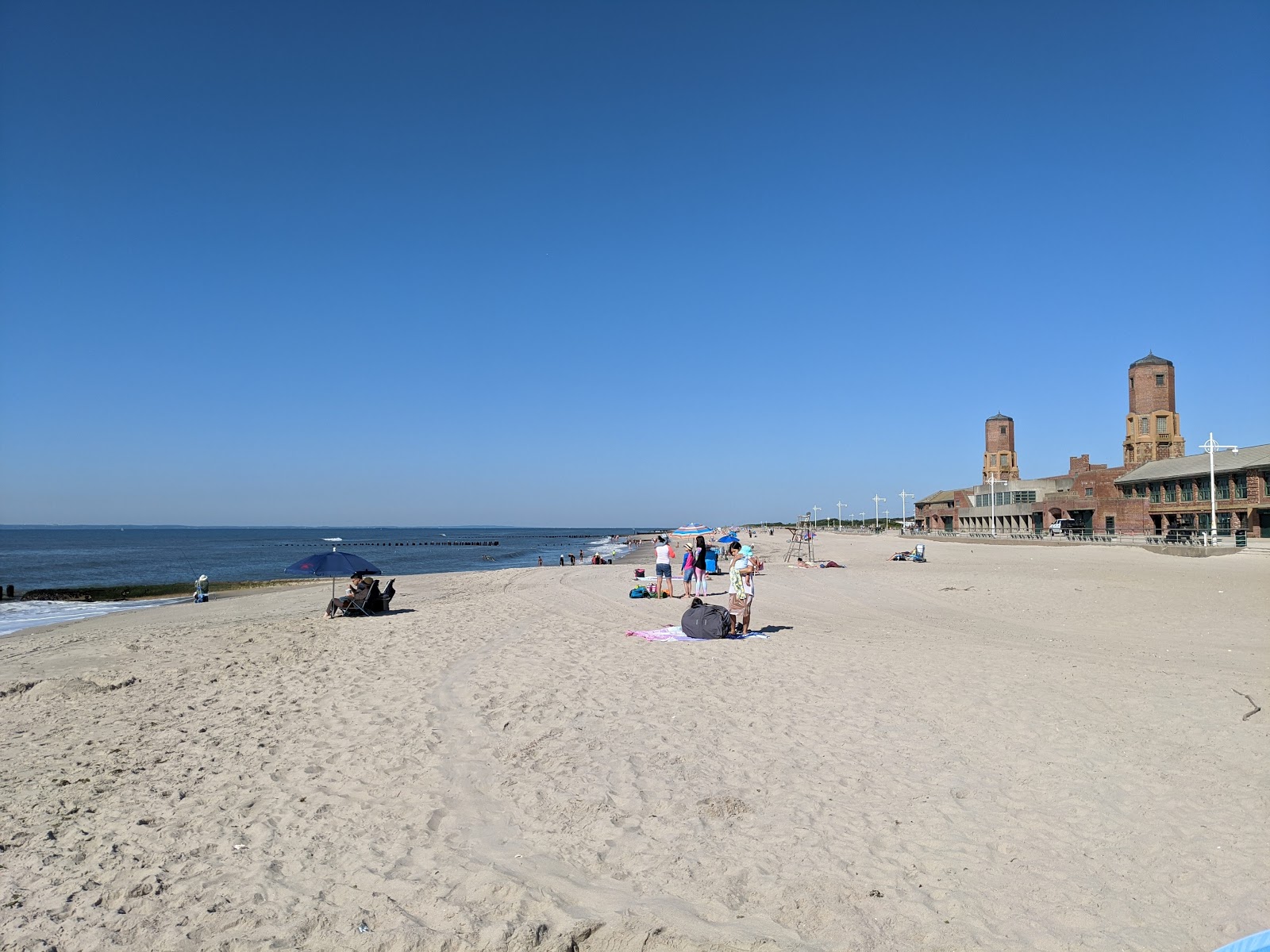 Jacob Riis Park Beach的照片 带有米色沙子表面