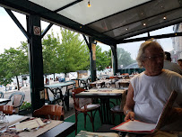 Atmosphère du Restaurant français L'Autre Rive à Saint-Laurent-sur-Saône - n°11