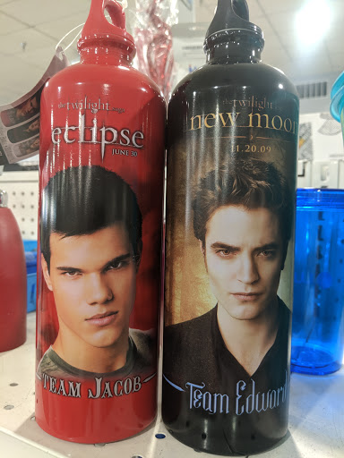 Thrift Store «Goodwill of Silicon Valley», reviews and photos, 845 1st St, Gilroy, CA 95020, USA