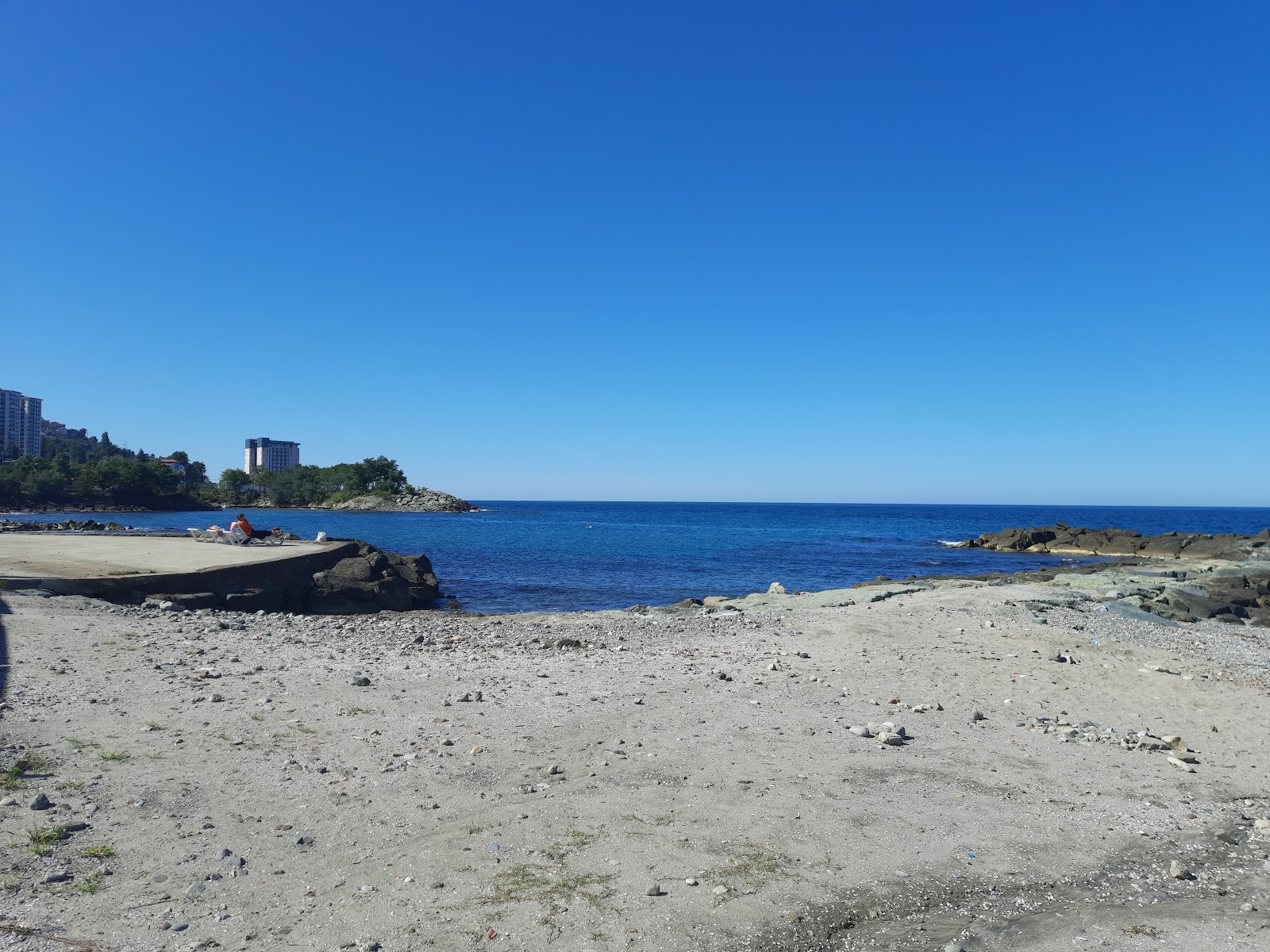 Foto di Ali Pasa Beach con una superficie del sabbia beige e rocce