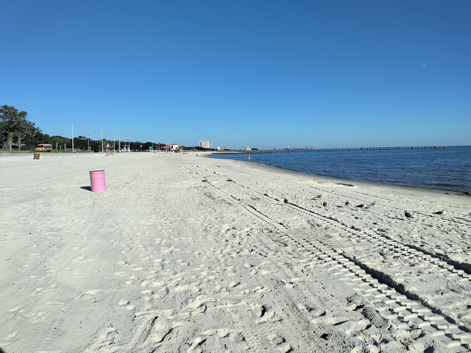 Valokuva Biloxi beachista. pinnalla valkoinen hiekka:n kanssa