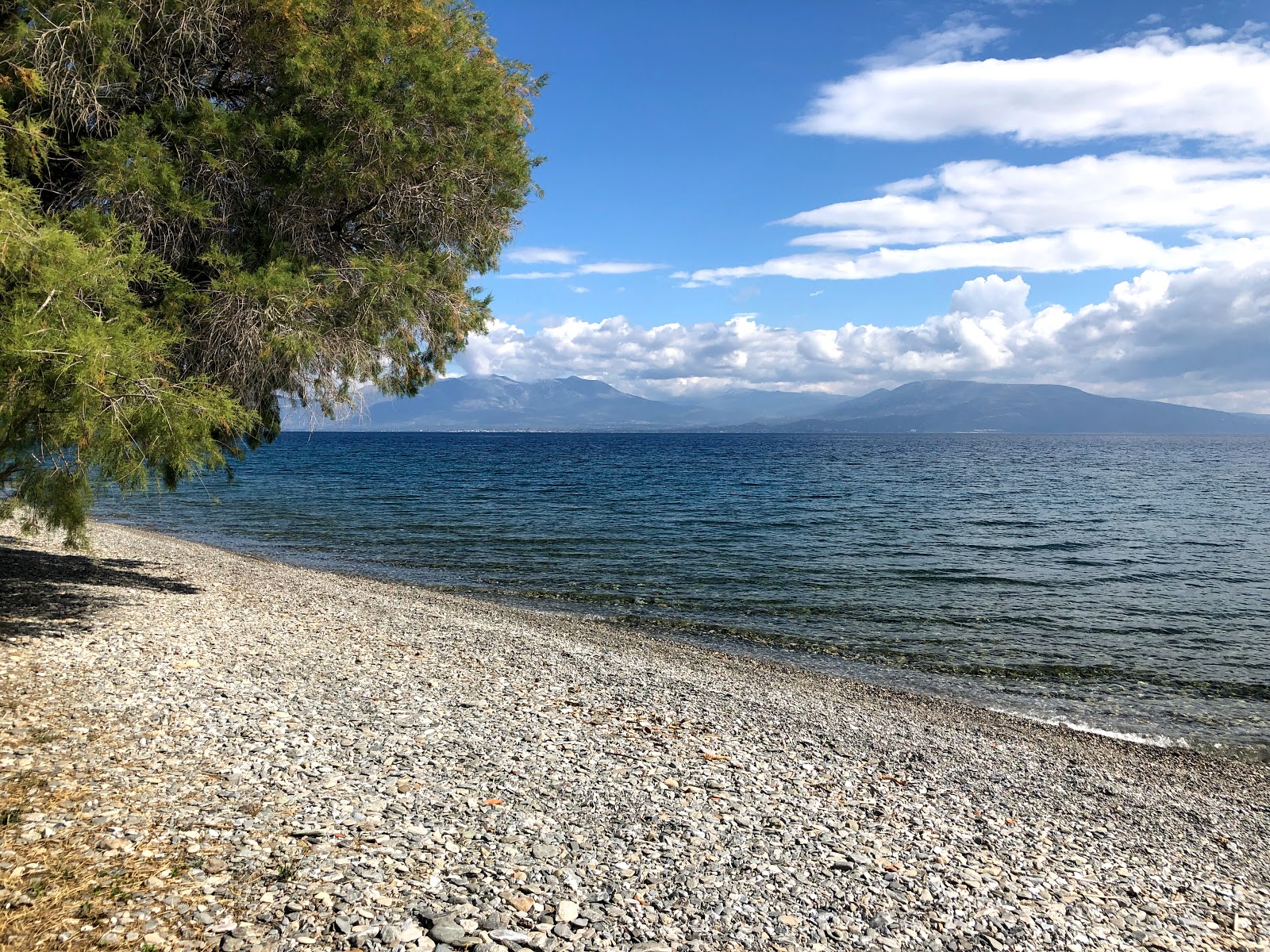 Foto von Paralia Angona mit beiger kiesel Oberfläche