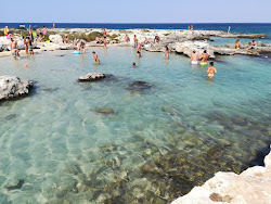 Photo de Spiaggia del Frascone avec plusieurs baies spacieuses