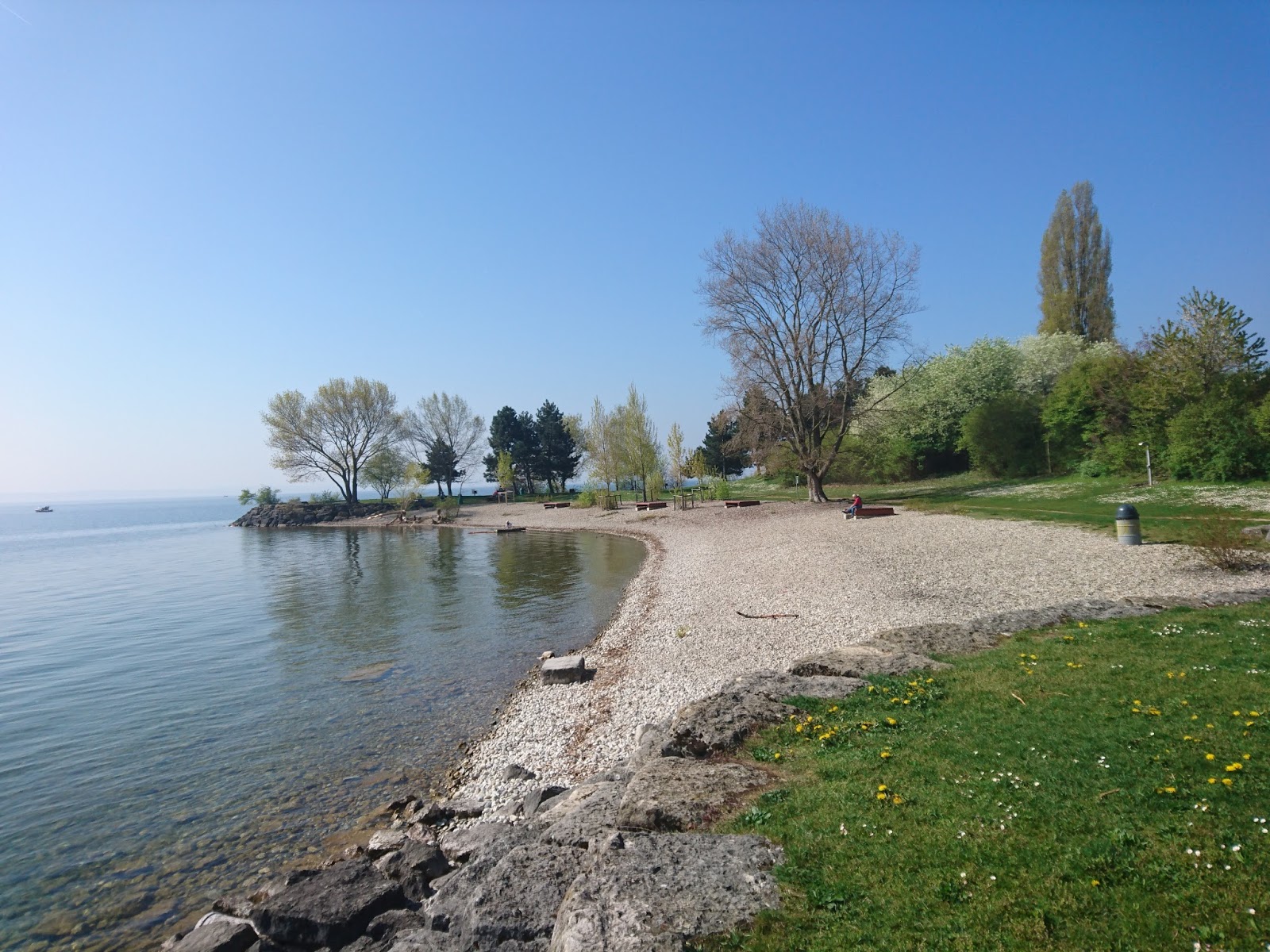 Foto de Plage de Serriere com pebble cinza superfície