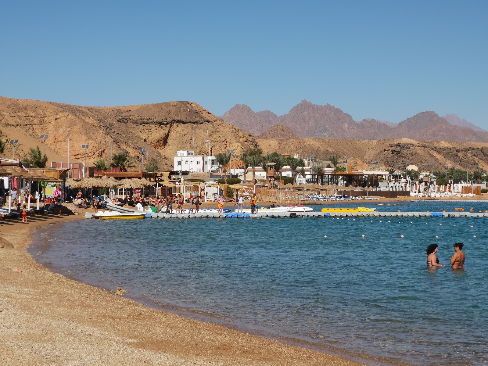 Fotografija Hala beach z svetel pesek površino