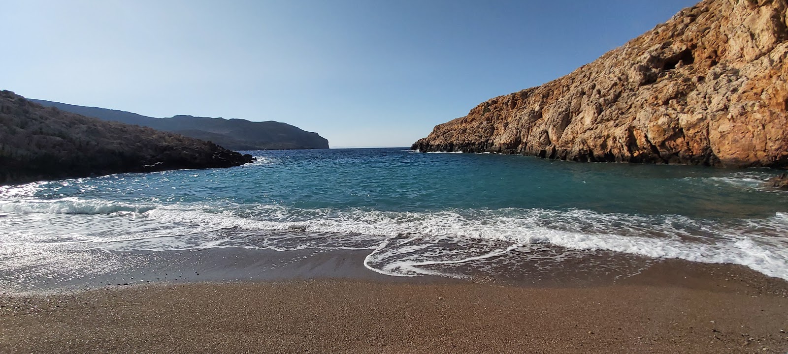 Foto av Xiropotamos beach och dess vackra landskap