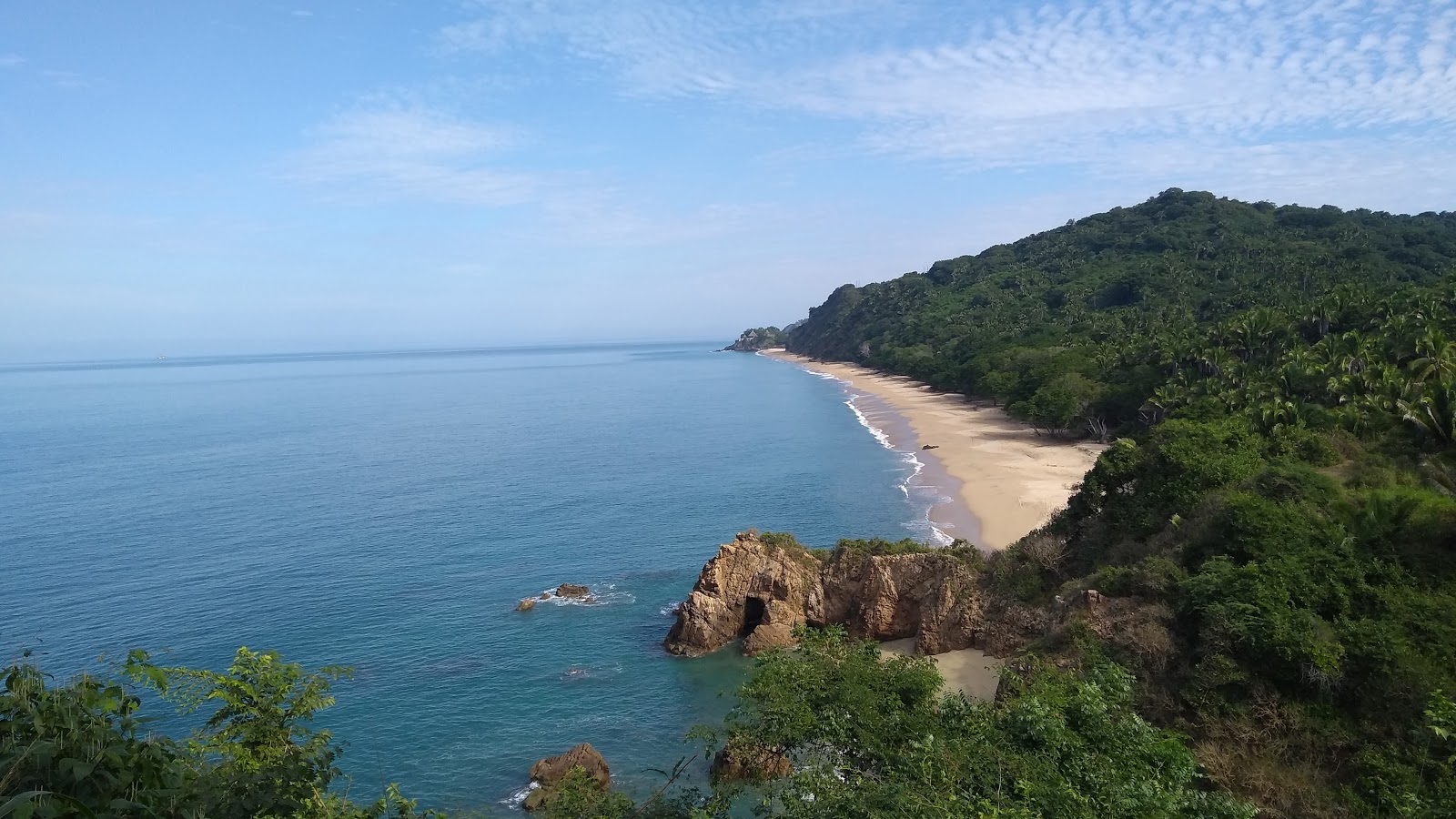 Foto af Malpaso beach bakket op af klipperne