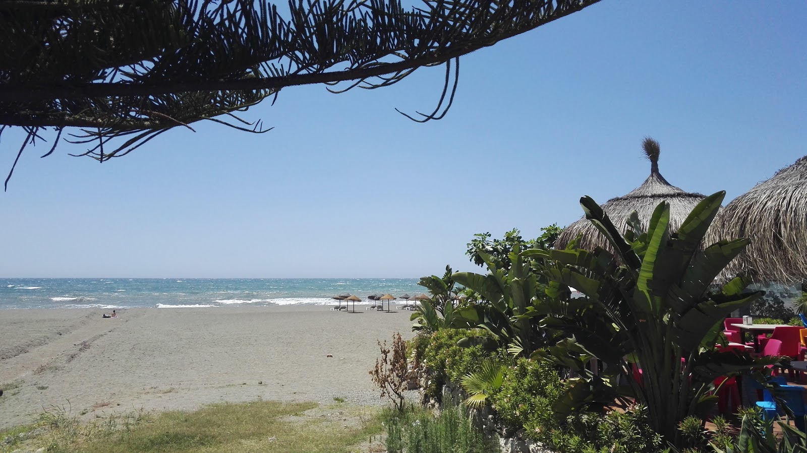Valokuva Benajarafe rantaista. sisältäen pitkä suora