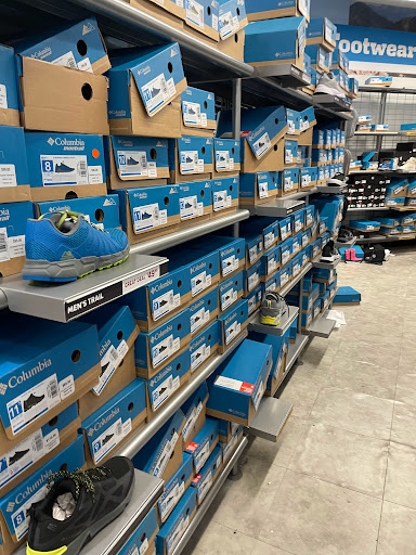 Sportswear Store «Columbia Sportswear Store - Gilroy, CA», reviews and photos, 681 Leavesley Rd d135, Gilroy, CA 95020, USA