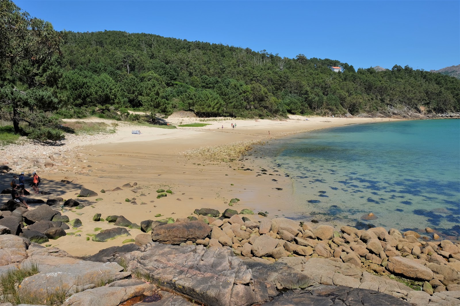 Praia de Gures的照片 带有碧绿色纯水表面