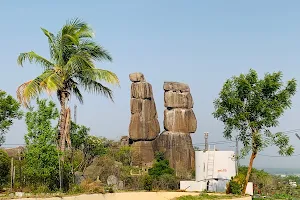 Mettugutta Temple Arch , మెట్టుగుట్ట కమాన్ image