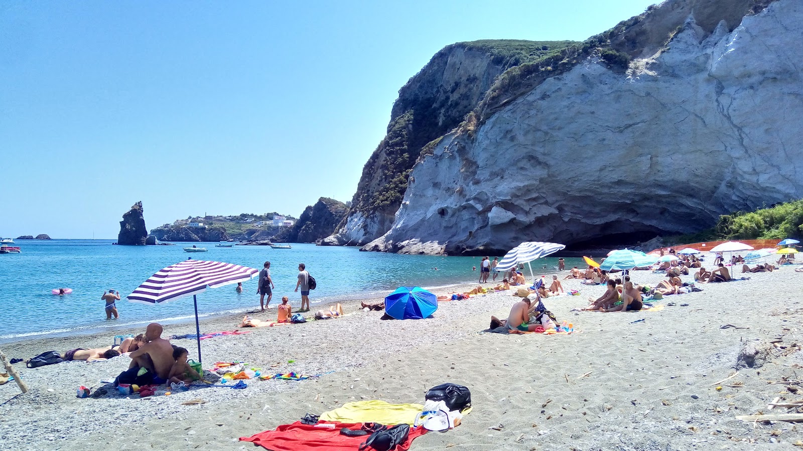 Frontone beach的照片 带有碧绿色纯水表面
