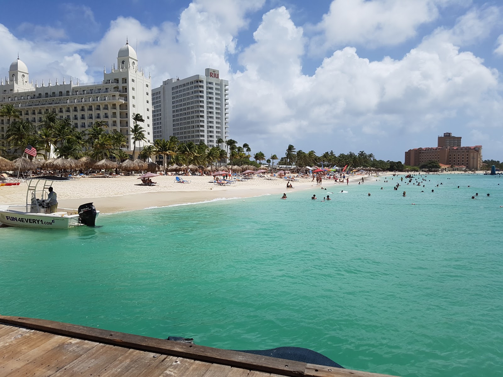 Foto de Praia Hilton Aruba com areia fina branca superfície