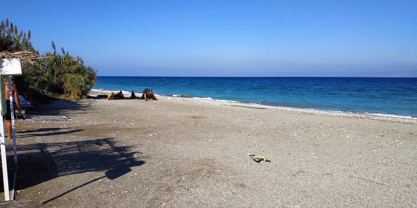 Ialysos Bay Beach II'in fotoğrafı mavi sular yüzey ile