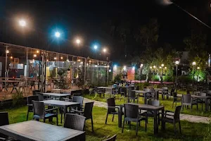 مطعم وحدائق تاج image